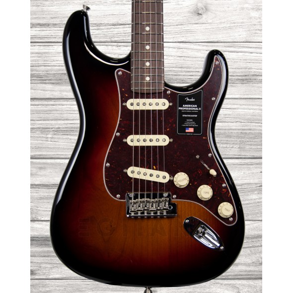 Fender American Professional II Stratocaster RW 3-Color Sunburst - Cuerpo en Aliso (Alder), brazo de arce, Escala en Palisandro, Perfil del brazo: 