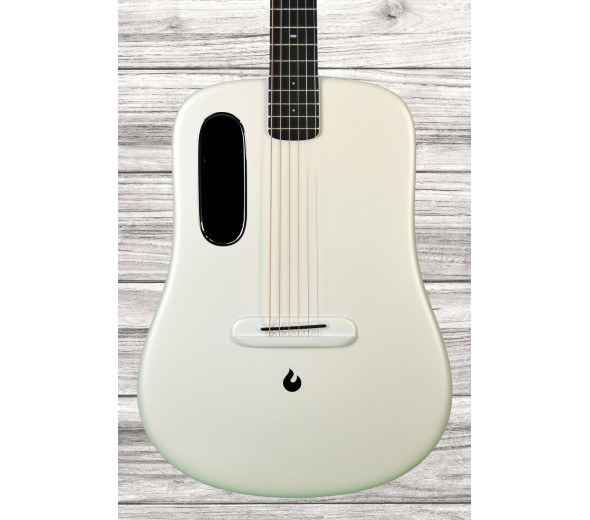 LAVA MUSIC   ME 3 Space Bag 38'' White - Revolucionaria guitarra con construcción de carbono de 38'' que proporciona un sonido redondo, potente y con muchos graves., Incorpora un reproductor de audio que permite jugar con efectos ...
