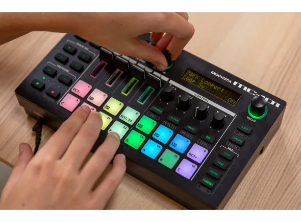 roland-mc-101-groovebox-caixa-de-ritmos-musica-eletronica-tr-808-tr-909-juno-106-sh-101_60dc99499620b.webp